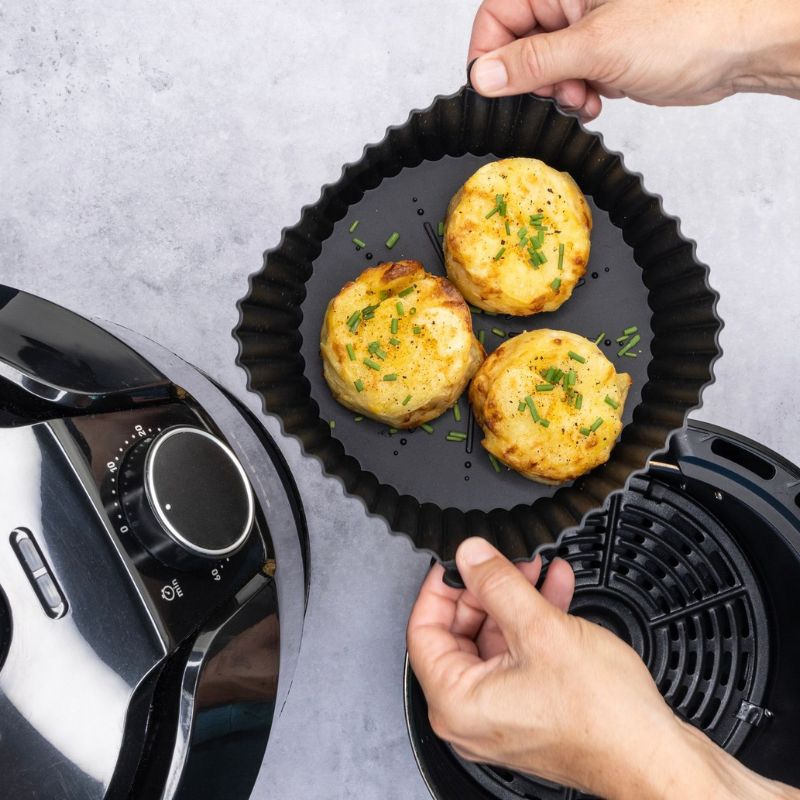 Cuisena Air Fryer silicone square basket - black - 18.5cm - with food in.