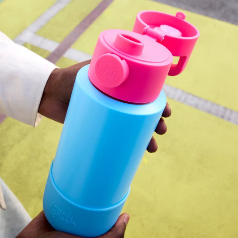 Frank Green Grip & Sip lid - pink lid on blue bottle.