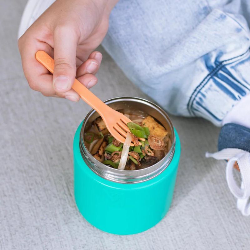 MontiiCo insulated food jar - showing child eating food.