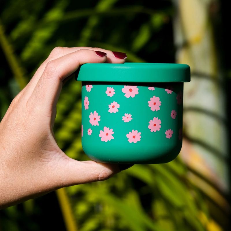 Bbcino silicone snack pot - photo of a woman holding a snack pot in her hand.